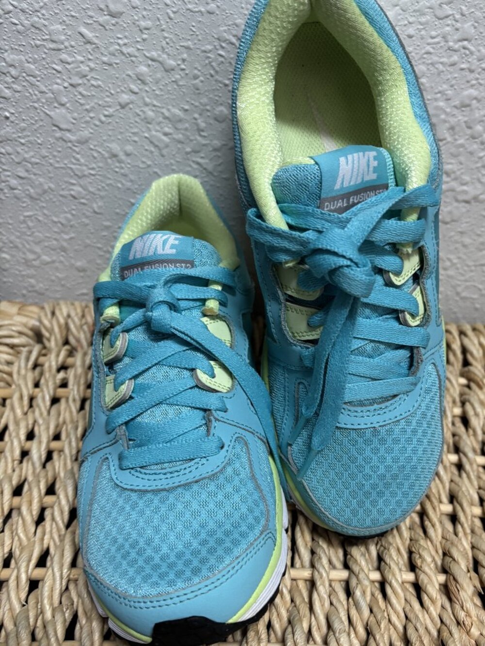 Nike Dual Fusion ST-2 Ladies athletic shoes 7.5M teal/lime